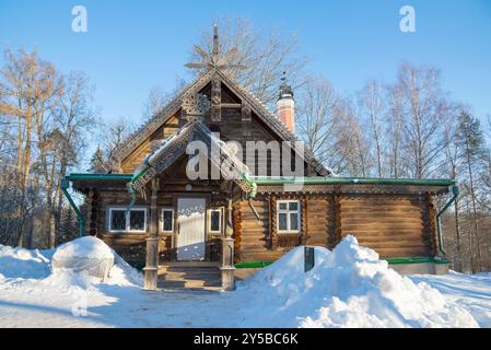 ABRAMTSEVO, RUSSLAND - 05. JANUAR 2024: Hölzerner Atelier-Werkstattbau für Skulpturenklassen. Herrenhaus Abramtsevo, Region Moskau, Russland Stockfoto