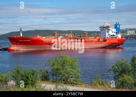 MURMANSK, RUSSLAND - 28. JULI 2024: Tankschiff Boris Vilkitsky auf dem Hintergrund Murmansks Stockfoto