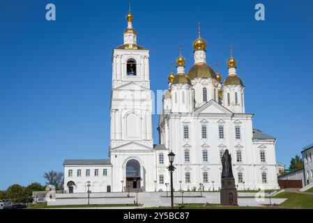 ARZAMAS, RUSSLAND - 5. SEPTEMBER 2024: Denkmal für Patriarchen Sergij Stragorodski vor dem Hintergrund der Verkündigungskirche. Arzamas, Nischni Nov Stockfoto