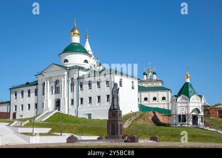 ARZAMAS, RUSSLAND - 5. SEPTEMBER 2024: Denkmal für Patriarchen Sergij Stragorodski vor dem Hintergrund der Kirche St. Georg des Siegers. Arz Stockfoto