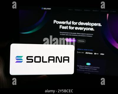 Deutschland. August 2024. In dieser Fotoabbildung wird das Logo des Blockchain-Plattformunternehmens Solana auf einem Smartphone-Bildschirm mit seiner Website im Hintergrund angezeigt. Quelle: SOPA Images Limited/Alamy Live News Stockfoto