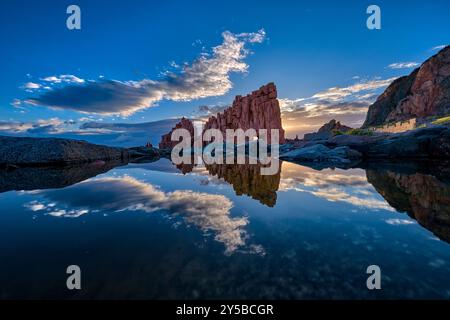 Die sogenannten roten Felsen von Arbatax, rocce rosse, bestehend aus rotem Porphyr und grauem Granit Porphyr, sind eine der wichtigsten touristischen Attraktionen Sardiniens. Stockfoto
