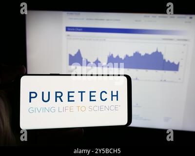 Deutschland. August 2024. In dieser Fotoabbildung wird das Logo des Biotechnologie-Unternehmens PureTech Health plc auf einem Smartphone mit seiner Business-Webseite im Hintergrund angezeigt. Quelle: SOPA Images Limited/Alamy Live News Stockfoto
