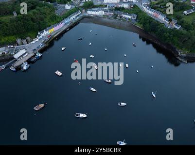 Luftaufnahme der Boote rund um den Hafen von Portree in Isle of Skye, Schottland Stockfoto