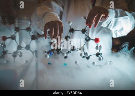 Rauchige Experimente am Molekularmodell. Wissenschaftler arbeiten an chemischen Reaktionen und erzeugen dicken Rauch. Kopierraum Stockfoto