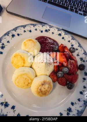 Käsepfannkuchen mit Beeren Stockfoto