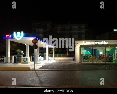 Palma de Mallorca, Spanien; 13. august 2024: Günstige Tankstelle im Ferienort Playa de Palma de Mallorca, nachts Stockfoto