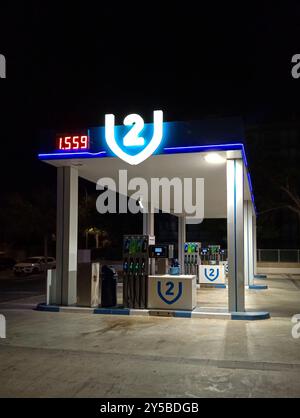 Palma de Mallorca, Spanien; 13. august 2024: Günstige Tankstelle im Ferienort Playa de Palma de Mallorca, nachts Stockfoto