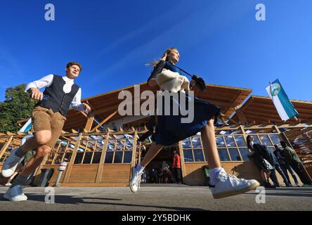 München, Deutschland. September 2024. Besucher des Oktoberfests stürmen auf die Festwiese. Die Wiesn findet vom 21. September bis 6. Oktober 2024 statt. Quelle: Karl-Josef Hildenbrand/dpa/Alamy Live News Stockfoto