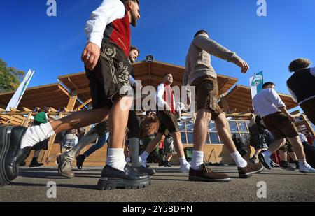 München, Deutschland. September 2024. Besucher des Oktoberfests stürmen auf die Festwiese. Die Wiesn findet vom 21. September bis 6. Oktober 2024 statt. Quelle: Karl-Josef Hildenbrand/dpa/Alamy Live News Stockfoto
