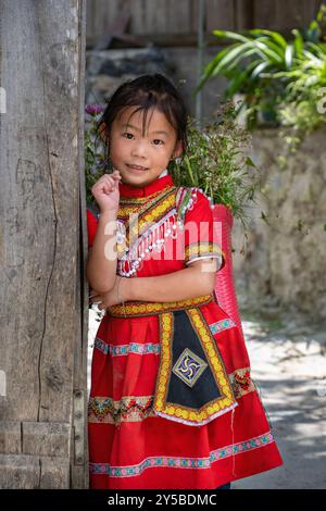 Junge Hmong Mädchen im Lung Cam Kulturdorf in Lung Cam, Provinz Ha Giang, Nordvietnam Stockfoto