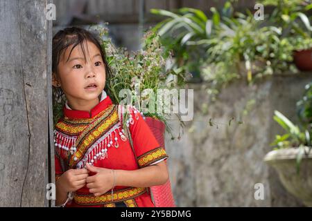 Junge Hmong Mädchen im Lung Cam Kulturdorf in Lung Cam, Provinz Ha Giang, Nordvietnam Stockfoto