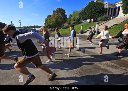 München, Deutschland. September 2024. Besucher des Oktoberfests stürmen auf die Festwiese. Die Wiesn findet vom 21. September bis 6. Oktober 2024 statt. Quelle: Karl-Josef Hildenbrand/dpa/Alamy Live News Stockfoto