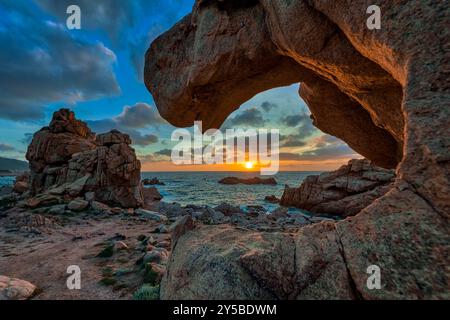 Granitfelsen am Ufer in der Nähe des Li Cossi Strandes in der kleinen Küstenstadt Costa Paradiso bei Sonnenuntergang. Stockfoto