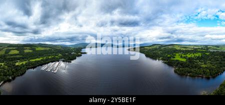 Panoramablick auf Loch Lomond, schottische Landschaft. Der Loch Lomond und der Trossachs-Nationalpark Stockfoto