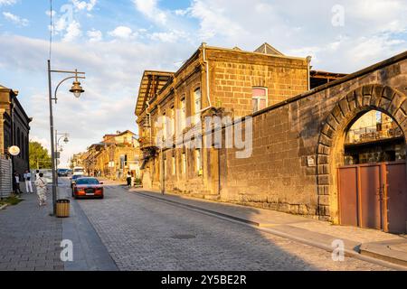 Gyumri, Armenien - 19. Juli 2024: Blick auf die Straße in der Altstadt von Gyumri, Armenien bei Sonnenuntergang im Sommer Stockfoto