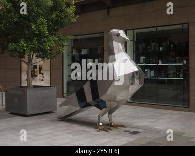 Die Metalltaubenskulptur des Künstlers Paul Sloan befindet sich in der Nähe der Ecke Gawler Place und Rundle Mall in Adelaide, South Australia, Australien. Stockfoto