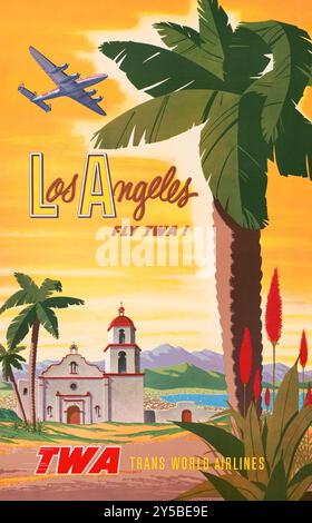 „Fly TWA - Los Angeles“ von Trans World Airlines 1948 Tourism Poster mit San Luis Rey de Francia, einer spanischen Missionskirche und einem Passagierflugzeug Lockheed Constellation, das über dem Kopf fliegt. Kunstwerk von Bob Smith. Stockfoto