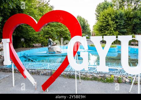 Gyumri, Armenien - 19. juli 2024: Skulpturen der Meerjungfrau im Pool und i Love gyumri im Park Bagratunyats in Gyumri in der Sommerabenddämmerung Stockfoto