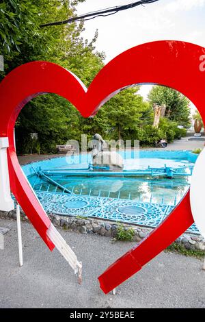 Gyumri, Armenien - 19. juli 2024: Bronzeskulptur der Meerjungfrau im Pool im Park Bagratunyats in Gyumri in der Abenddämmerung Stockfoto