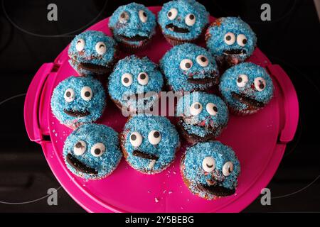 selbstgemachte und sehr leckere und bunte Cupcakes Stockfoto