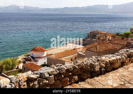 Monemvasia, Laconia, Peloponnes, Griechenland. Blick auf die untere Stadt, Monemvasia, Griechenland Stockfoto