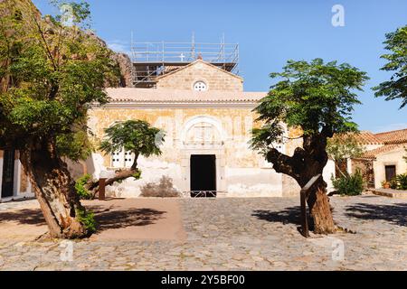 Monemvasia, Laconia, Peloponnes, Griechenland. Blick auf die Kirche und die Unterstadt Monemvasia, Griechenland Stockfoto