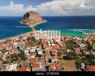 Monemvasia, Laconia, Peloponnes, Griechenland. Blick von der Stadt Gefyra, aus der Vogelperspektive Stockfoto