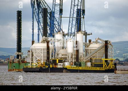 Betonmischanlage auf Wagenheber mit Twinlift-Kran im Hintergrund Stockfoto