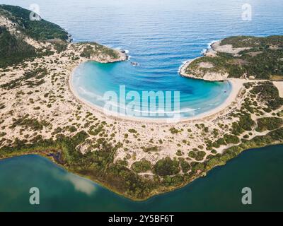 Wunderschöner Voidokilia Strand in Messinien oder Messenia, Peloponnes, Griechenland. Luftaufnahme Stockfoto