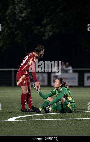 PAM Amorij (19 Standard Femina de Lüttich) cmfrtng Torhüter Lise Musique (32 Standard Femina de Lüttich) während des Lotto Super League Spiels zwischen KRC Genk Ladies und Standard Femina de Lüttich am Zwartberg in Genk (Martin Pitsch/SPP) Credit: SPP Sport Press Photo. /Alamy Live News Stockfoto