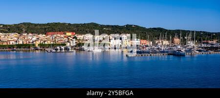 Panoramablick auf die Häuser und den Hafen der kleinen Stadt Carloforte auf der Insel Isola di San Pietro. Sant Antioco Sardinien Italien FB 2024 175 Stockfoto