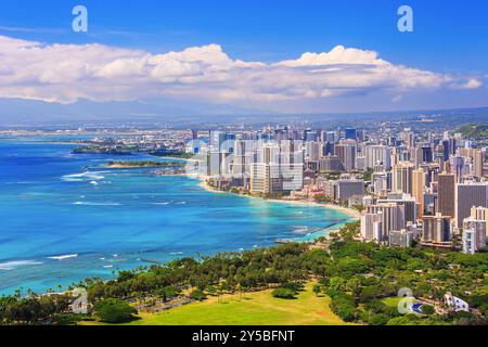 Skyline von Honolulu, Hawaii und Umgebung einschließlich der Hotels und Gebäude am Waikiki Beach. Stockfoto