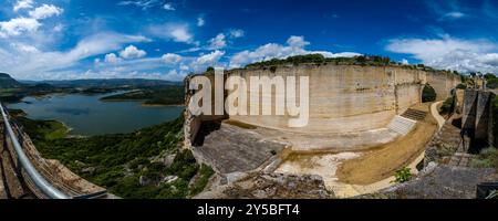 Panoramablick auf den Steinbruch in Monteleone Rocca Doria, ein kleines Dorf auf einem Felsen, den See Lago dell Alto Terno in der Ferne. Monteleone Sa Stockfoto