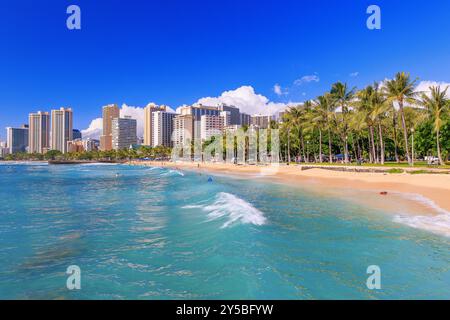 Skyline von Honolulu, Hawaii und Umgebung einschließlich der Hotels und Gebäude am Waikiki Beach. Stockfoto