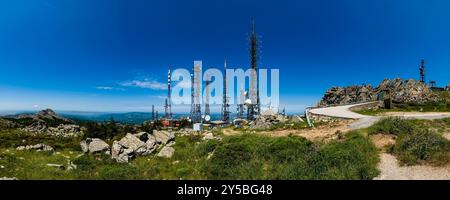Panoramablick auf die Fernmeldestation auf dem Gipfel des Monte Limbara. Tempio Pausania Sardinien Italien FB 2024 2440 Stockfoto