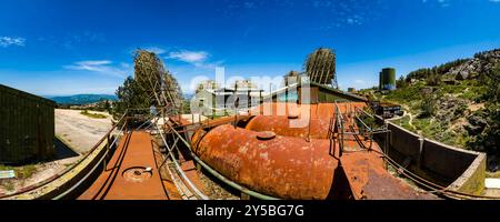 Panoramablick auf die Ruinen und Überreste des ehemaligen USAF-Radiosenders 4 Carlie am Monte Limbara, der 1993 aufgegeben wurde. Tempio Pausania Sardi Stockfoto