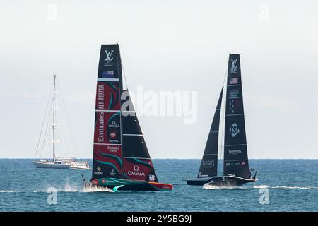 Barcelona, Spanien - 9. September 2024: Die Segelteams Emirates New Zealand und American Magic Race übergaben sich in Vorbereitungen Stockfoto