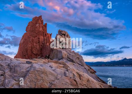 Die sogenannten roten Felsen von Arbatax, rocce rosse, bestehend aus rotem Porphyr und grauem Granit Porphyr, sind eine der wichtigsten touristischen Attraktionen Sardiniens. Stockfoto