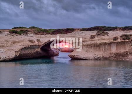 Arco di S Archittu, ein 17 Meter hoher Felsbogen, das Ergebnis der Meereserosion einer alten Höhle, die sich im Kalkstein gebildet hat, bei Sonnenuntergang. S Archittu Sardinien Stockfoto