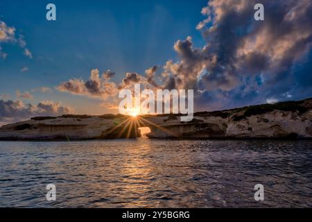 Arco di S Archittu, ein 17 Meter hoher Felsbogen, das Ergebnis der Meereserosion einer alten Höhle, die sich im Kalkstein gebildet hat, bei Sonnenuntergang. S Archittu Sardinien Stockfoto