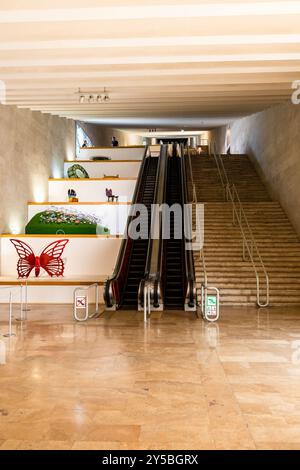 Jerewan, Armenien - 28. Juli 2024: Im Inneren des Kaskadendenkmals im Cafesjian Center for Arts in Jerewan City am Sommertag Stockfoto