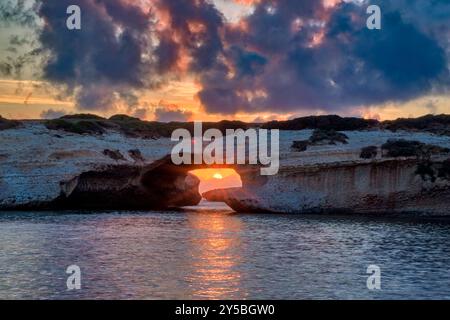 Arco di S Archittu, ein 17 Meter hoher Felsbogen, das Ergebnis der Meereserosion einer alten Höhle, die sich im Kalkstein gebildet hat, bei Sonnenuntergang. S Archittu Sardinien Stockfoto