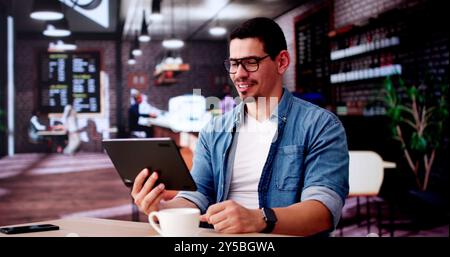Hispanischer Mann Mit Tablet Im Café Oder Café Stockfoto