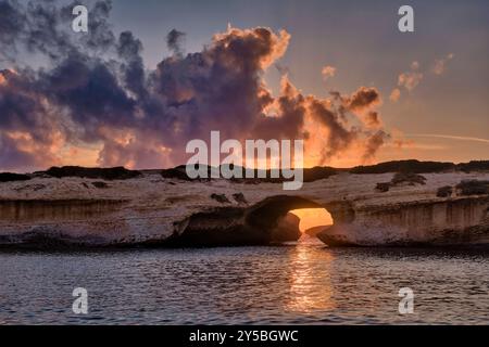 Arco di S Archittu, ein 17 Meter hoher Felsbogen, das Ergebnis der Meereserosion einer alten Höhle, die sich im Kalkstein gebildet hat, bei Sonnenuntergang. S Archittu Sardinien Stockfoto