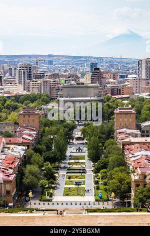 Jerewan, Armenien - 28. Juli 2024: Luftaufnahme des Zentrums von Jerewan von Kaskade an sonnigen Sommertagen Stockfoto