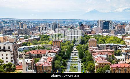 Jerewan, Armenien - 28. Juli 2024: Blick über der Innenstadt von Jerewan von Kaskade aus am sonnigen Sommertag Stockfoto