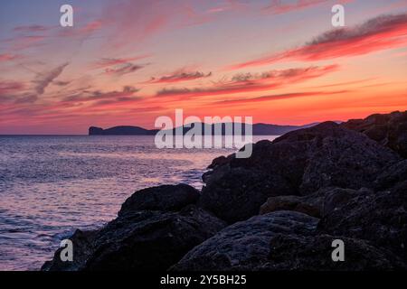 Felsformationen nördlich von Alghero mit dem Monte Timidone und der Grotte di Nettuno Höhle bei Sonnenuntergang in der Nähe. Alghero Sardinien Italien FB 2024 2265 Stockfoto