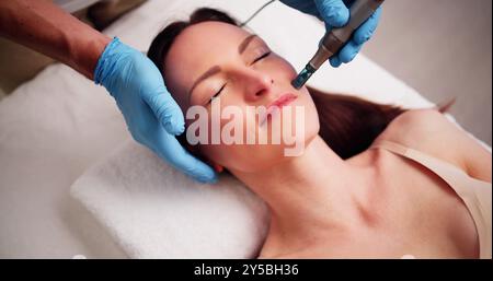 Face Spa Rejuvenation- Kosmetische Hauttherapie Durch Beautician Stockfoto