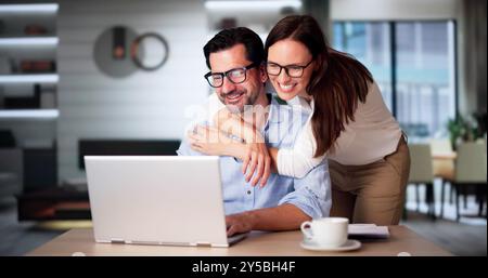 Paar Tun Steuern Und Familienbudget Auf Computer Stockfoto